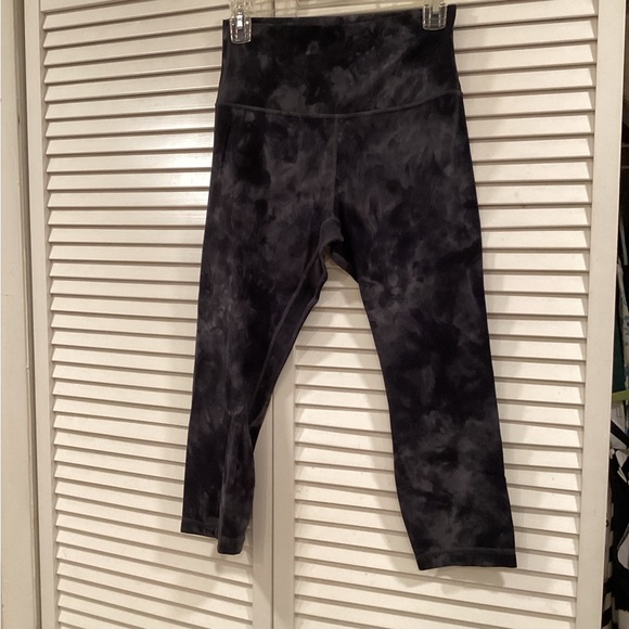 Lululemon Athletica Black Tie-Dye Leggings Align Cropped 23” - Picture 1 of 3